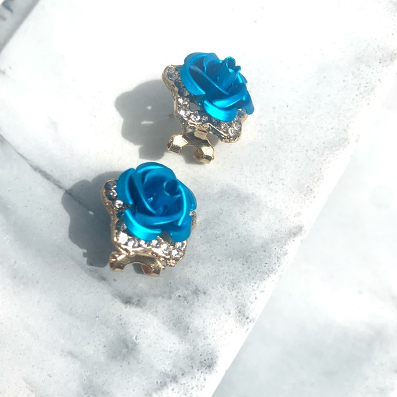 Black rose flower clip on earrings - Picture 6 of 7